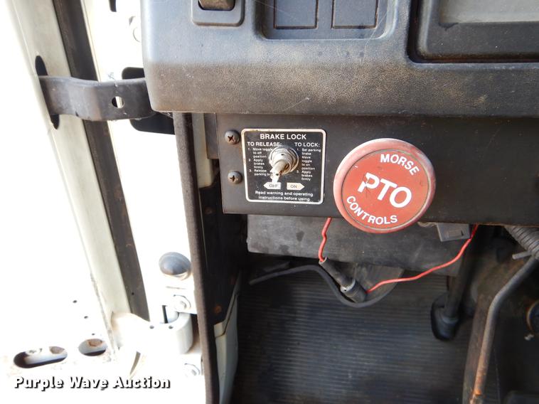 image for item ER9438 1998 International 4700 tow truck