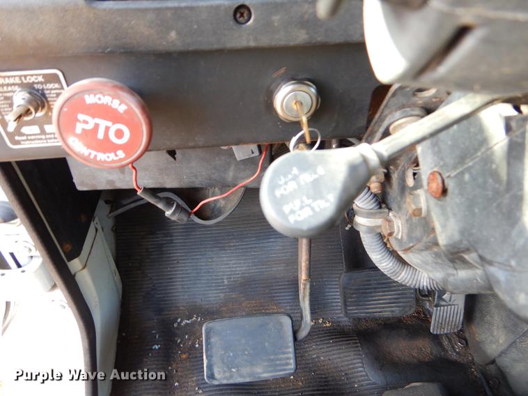 image for item ER9438 1998 International 4700 tow truck