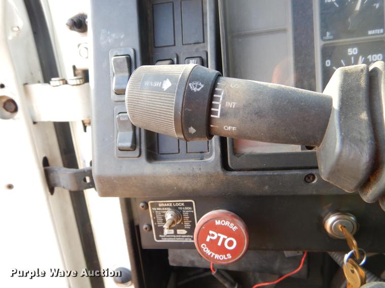 image for item ER9438 1998 International 4700 tow truck