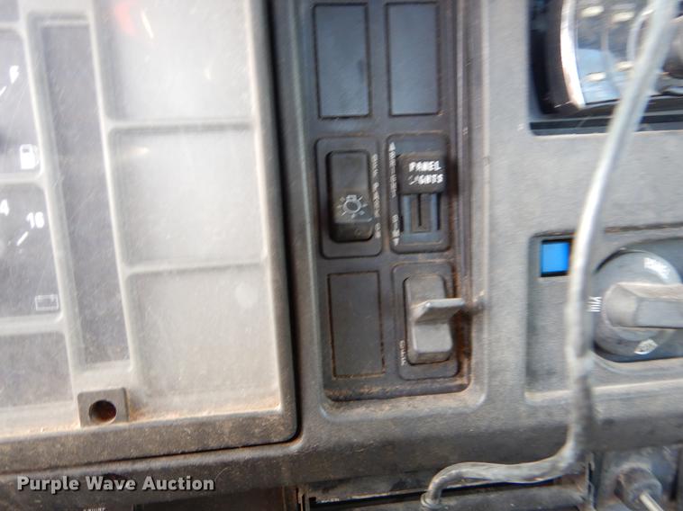 image for item ER9438 1998 International 4700 tow truck