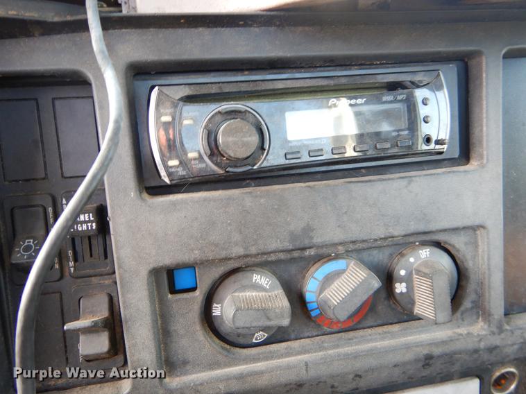 image for item ER9438 1998 International 4700 tow truck