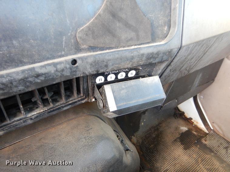 image for item ER9438 1998 International 4700 tow truck