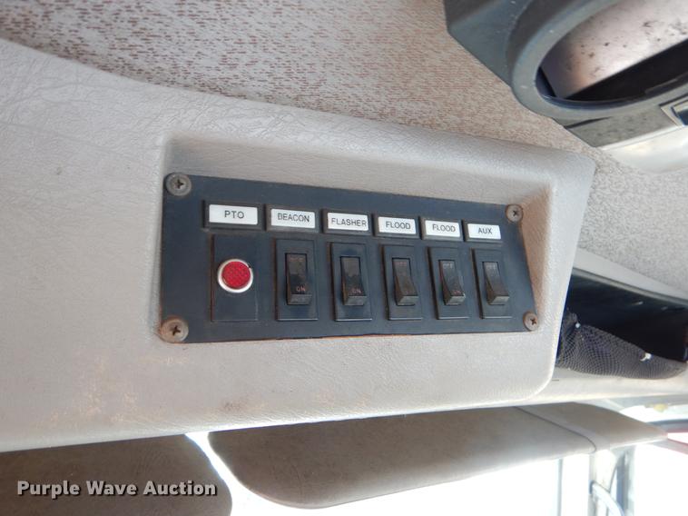 image for item ER9438 1998 International 4700 tow truck