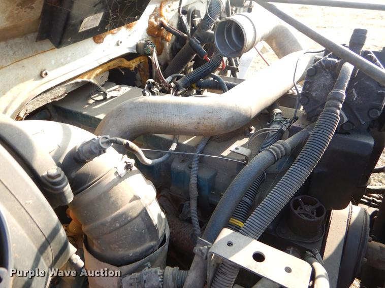 image for item ER9438 1998 International 4700 tow truck