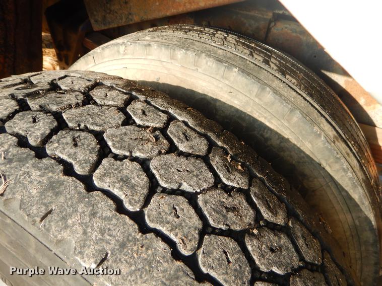 image for item ER9438 1998 International 4700 tow truck