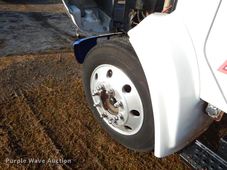 image for item ER9438 1998 International 4700 tow truck