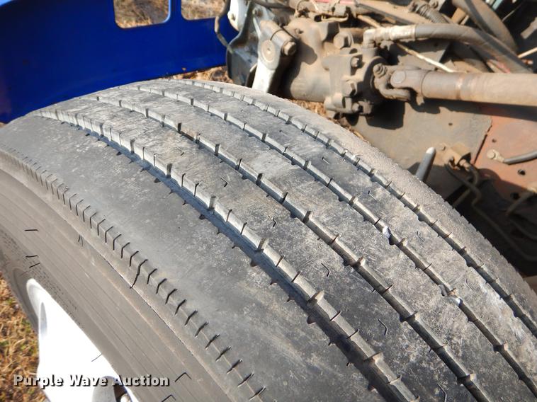 image for item ER9438 1998 International 4700 tow truck