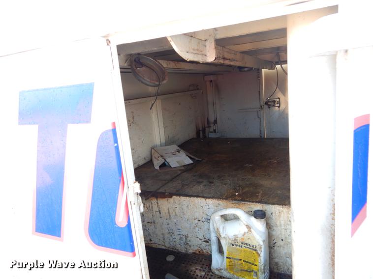 image for item ER9438 1998 International 4700 tow truck