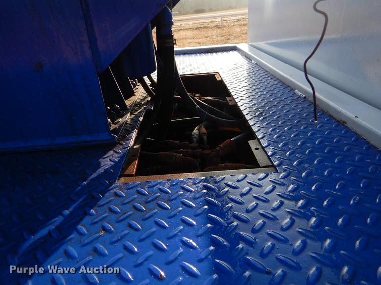 image for item ER9438 1998 International 4700 tow truck