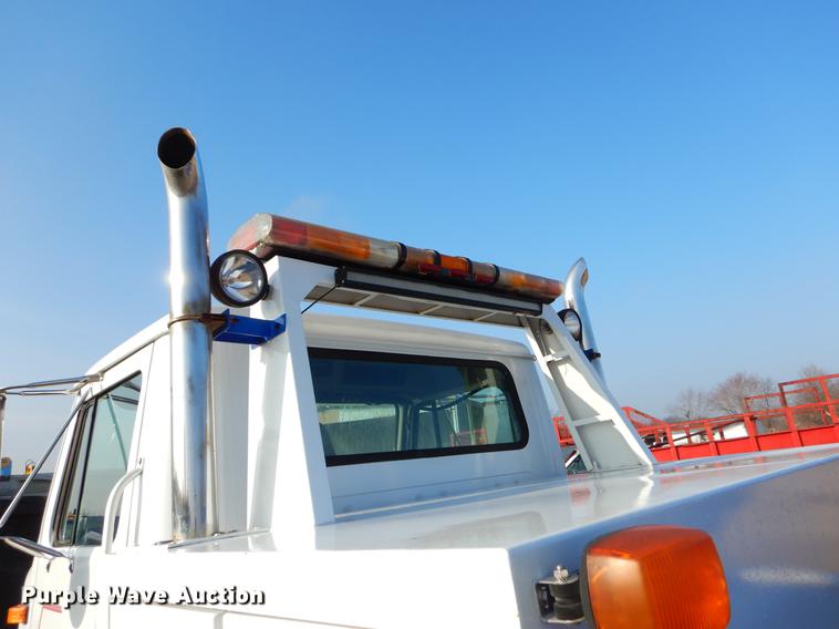 image for item ER9438 1998 International 4700 tow truck