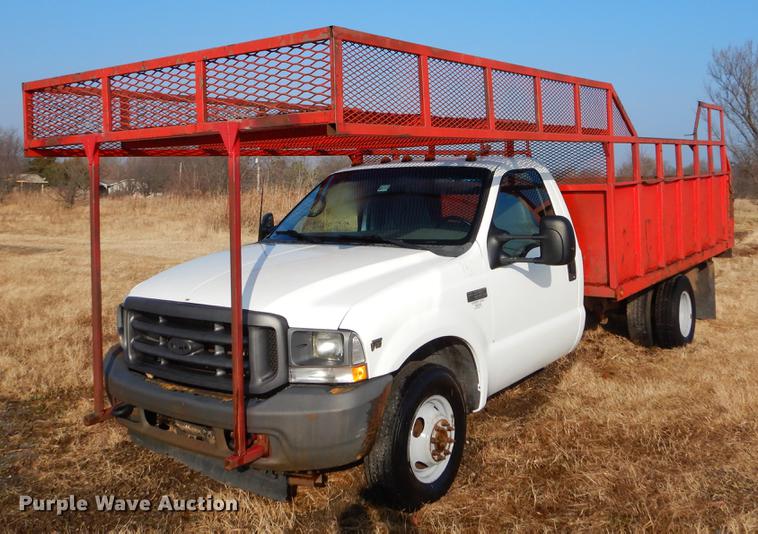 image for item ER9439 2002 Ford F350 Super Duty flatbed pickup truck