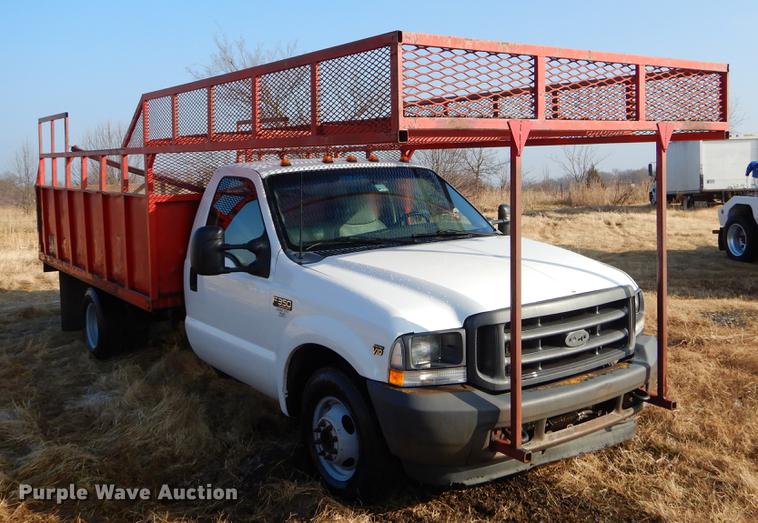 image for item ER9439 2002 Ford F350 Super Duty flatbed pickup truck