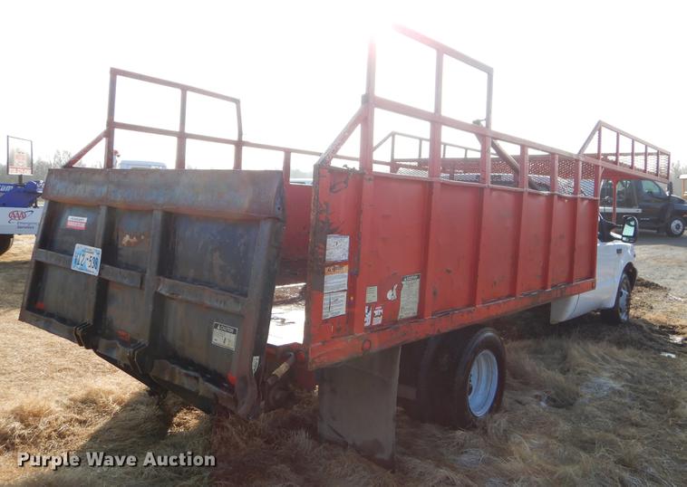 image for item ER9439 2002 Ford F350 Super Duty flatbed pickup truck