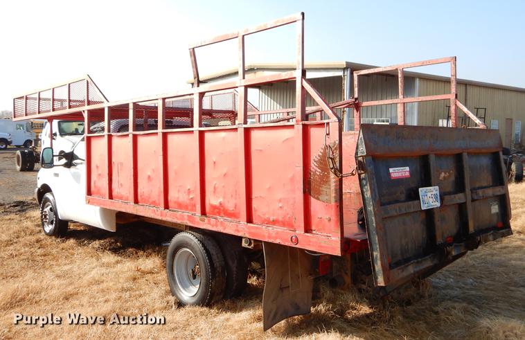 image for item ER9439 2002 Ford F350 Super Duty flatbed pickup truck