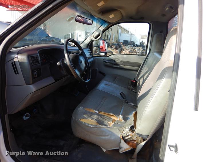 image for item ER9439 2002 Ford F350 Super Duty flatbed pickup truck