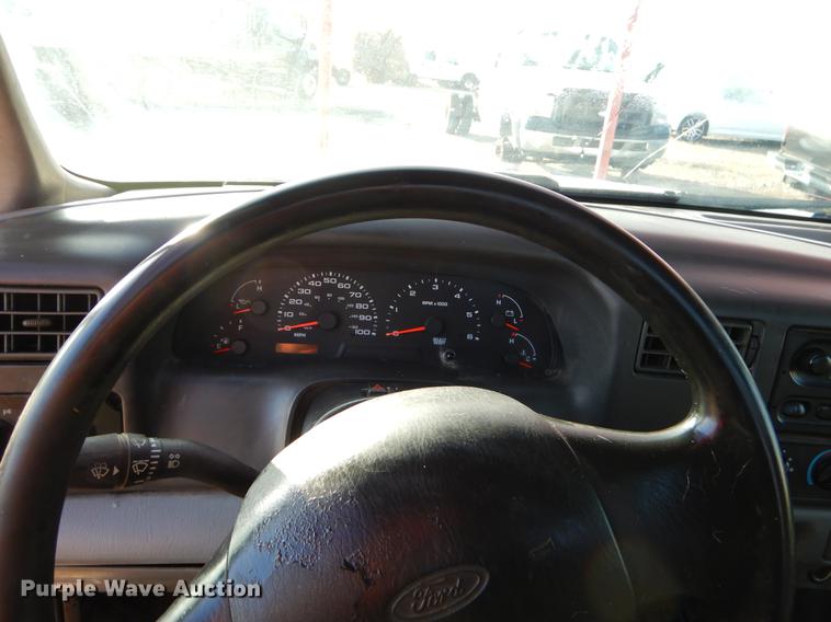 image for item ER9439 2002 Ford F350 Super Duty flatbed pickup truck