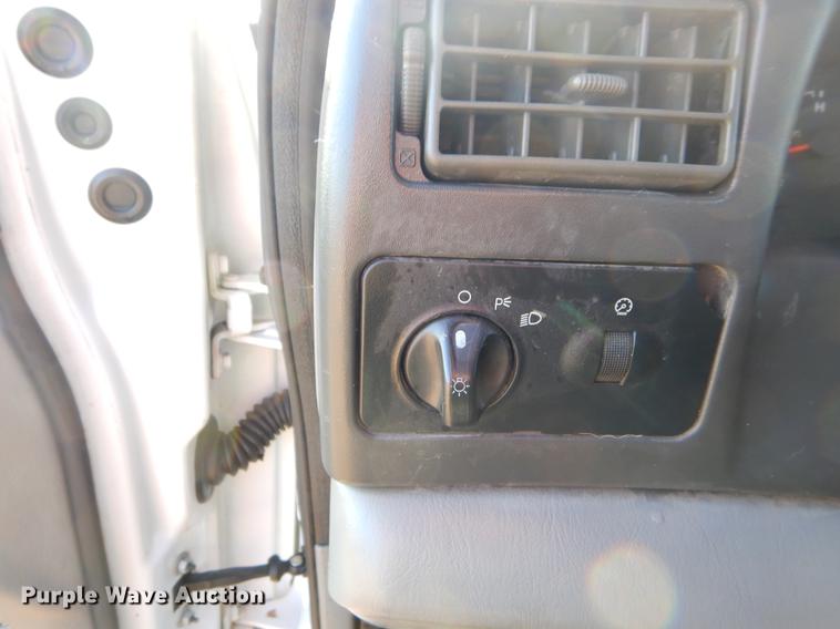 image for item ER9439 2002 Ford F350 Super Duty flatbed pickup truck