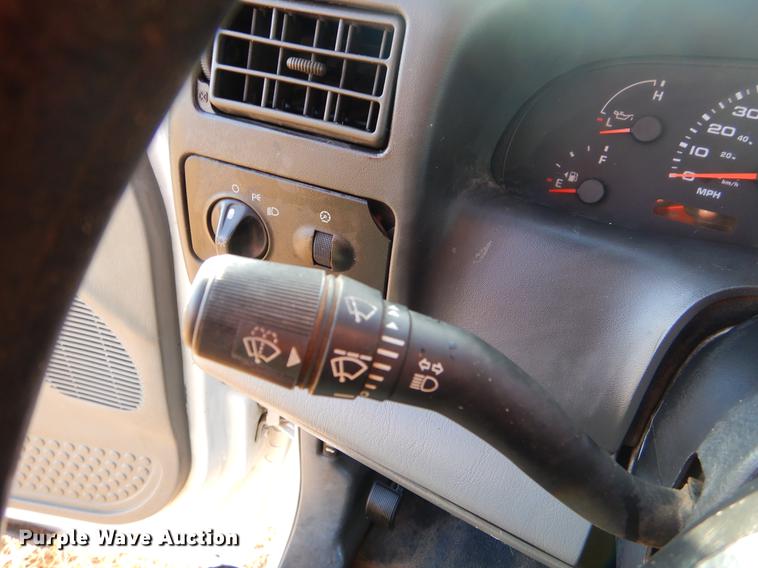 image for item ER9439 2002 Ford F350 Super Duty flatbed pickup truck