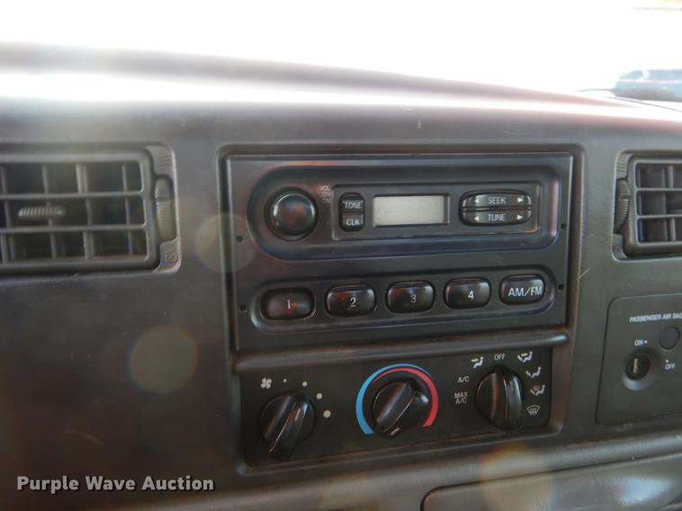 image for item ER9439 2002 Ford F350 Super Duty flatbed pickup truck