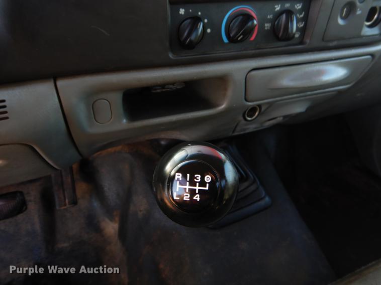 image for item ER9439 2002 Ford F350 Super Duty flatbed pickup truck