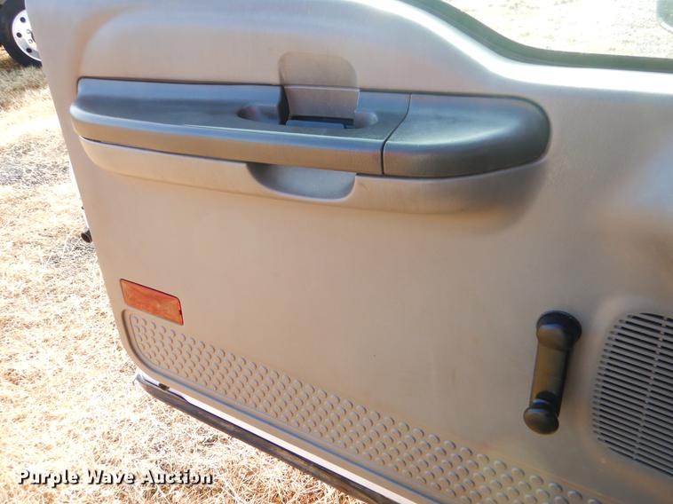 image for item ER9439 2002 Ford F350 Super Duty flatbed pickup truck