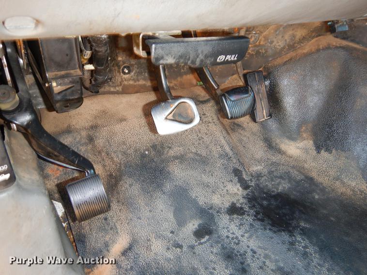 image for item ER9439 2002 Ford F350 Super Duty flatbed pickup truck