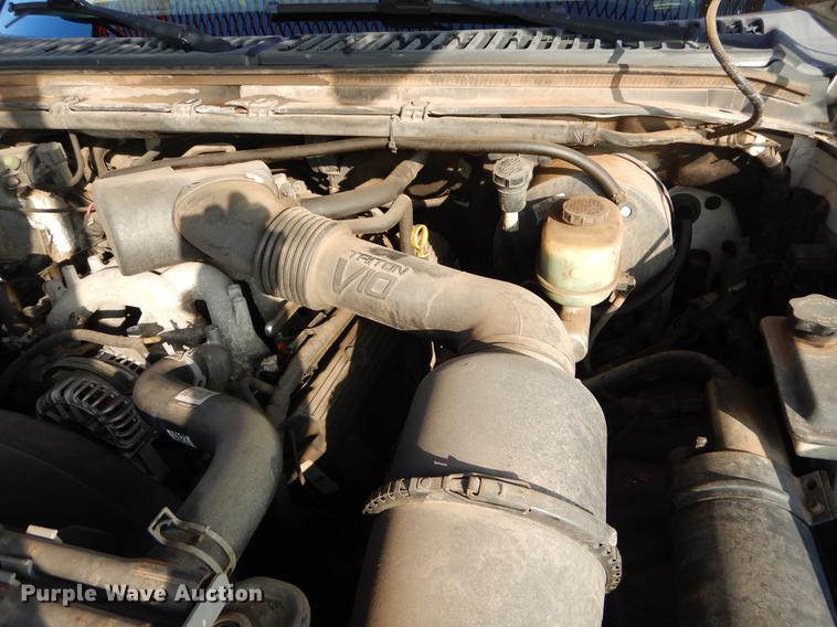 image for item ER9439 2002 Ford F350 Super Duty flatbed pickup truck