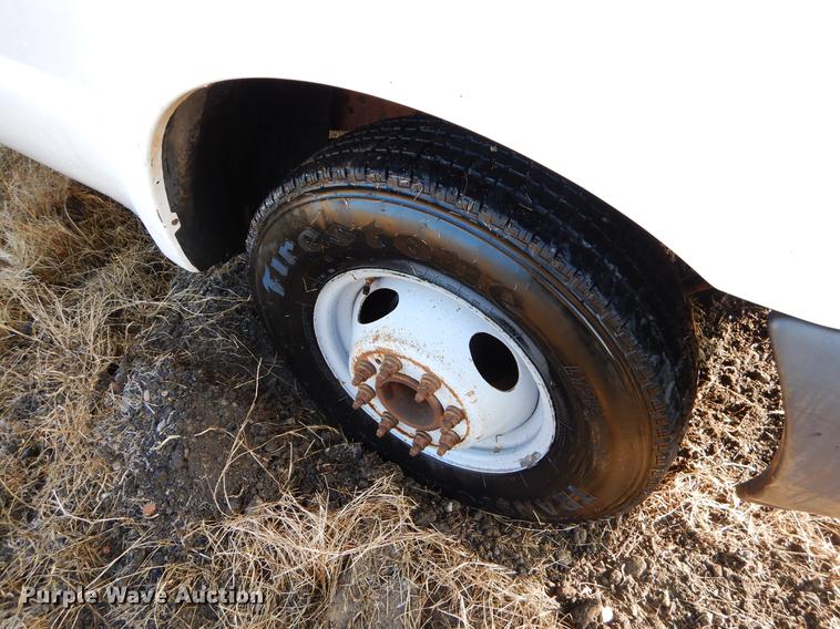 image for item ER9439 2002 Ford F350 Super Duty flatbed pickup truck