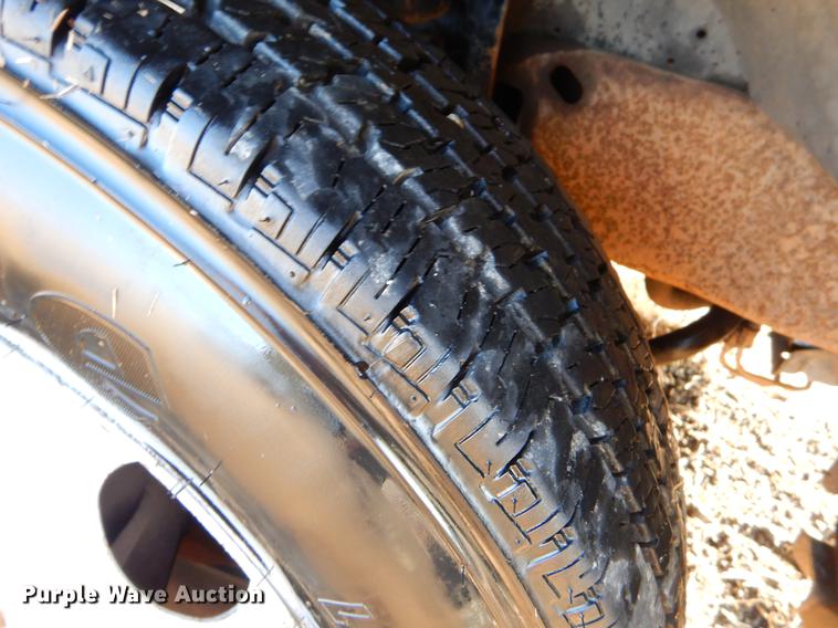 image for item ER9439 2002 Ford F350 Super Duty flatbed pickup truck