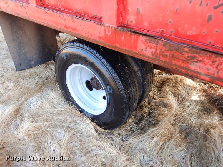 image for item ER9439 2002 Ford F350 Super Duty flatbed pickup truck