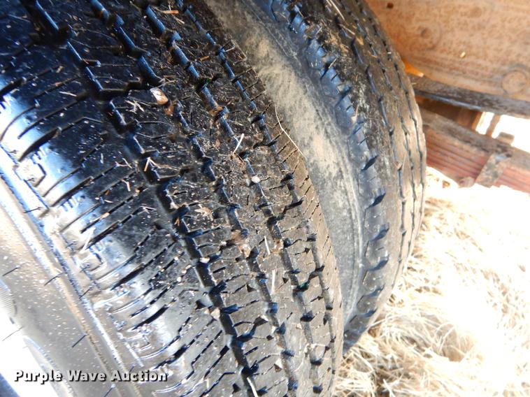 image for item ER9439 2002 Ford F350 Super Duty flatbed pickup truck