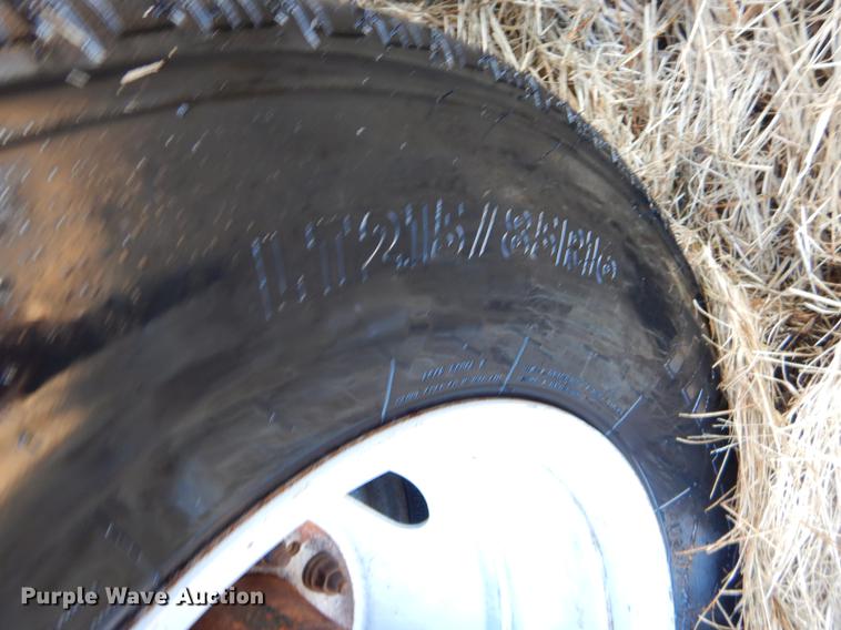 image for item ER9439 2002 Ford F350 Super Duty flatbed pickup truck