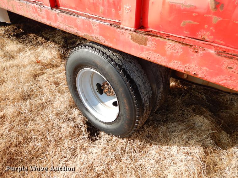 image for item ER9439 2002 Ford F350 Super Duty flatbed pickup truck