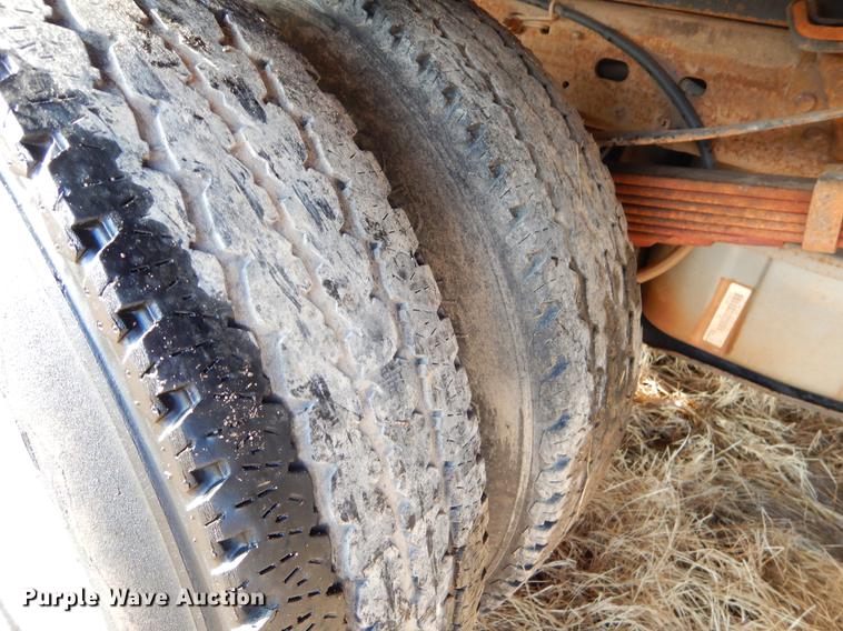 image for item ER9439 2002 Ford F350 Super Duty flatbed pickup truck