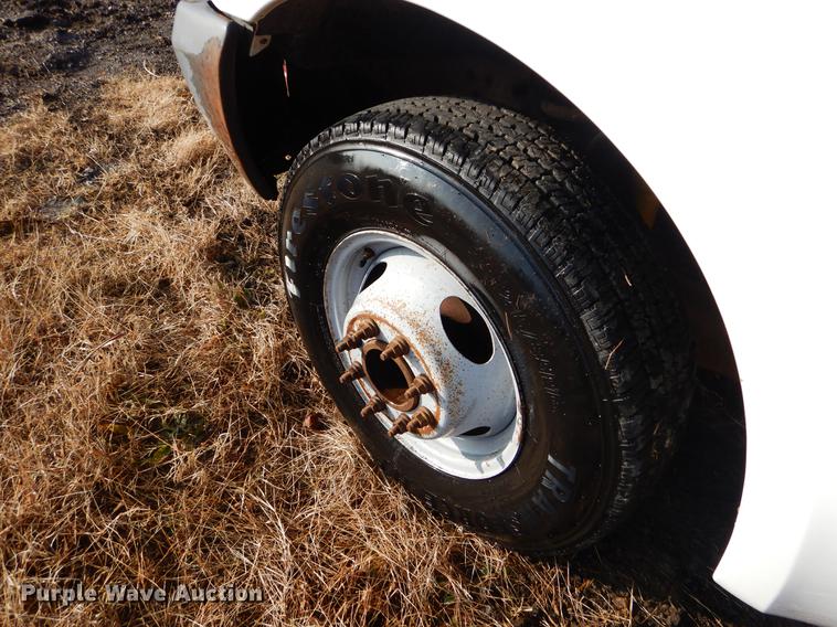 image for item ER9439 2002 Ford F350 Super Duty flatbed pickup truck