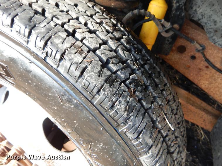 image for item ER9439 2002 Ford F350 Super Duty flatbed pickup truck