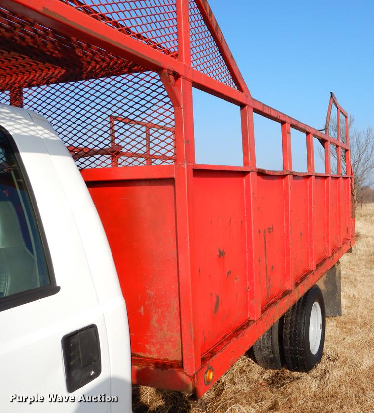 image for item ER9439 2002 Ford F350 Super Duty flatbed pickup truck