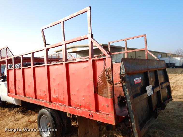 image for item ER9439 2002 Ford F350 Super Duty flatbed pickup truck