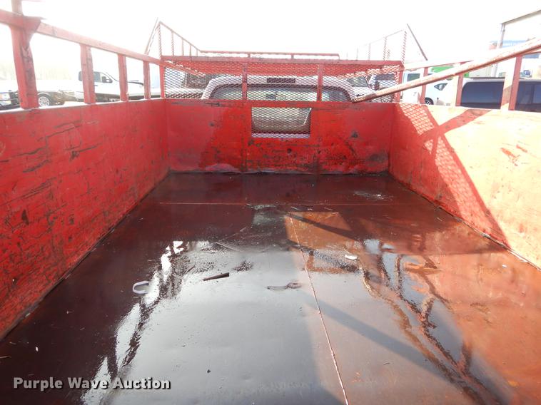 image for item ER9439 2002 Ford F350 Super Duty flatbed pickup truck