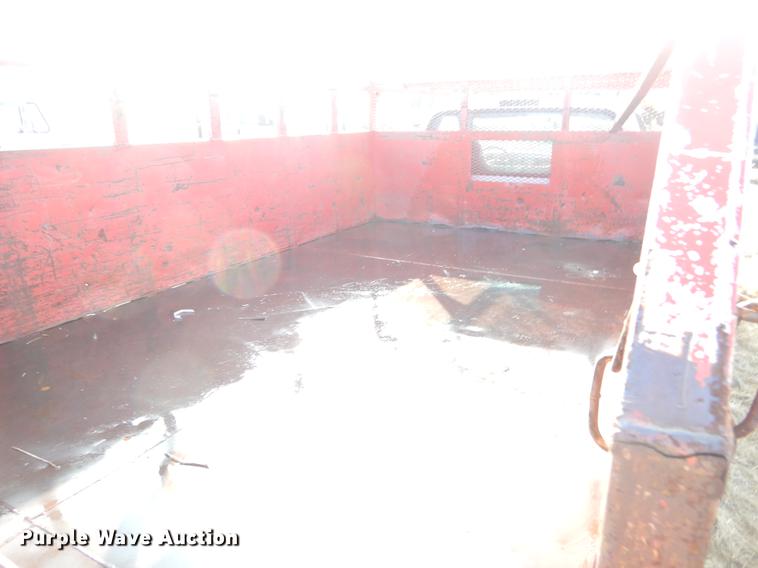 image for item ER9439 2002 Ford F350 Super Duty flatbed pickup truck