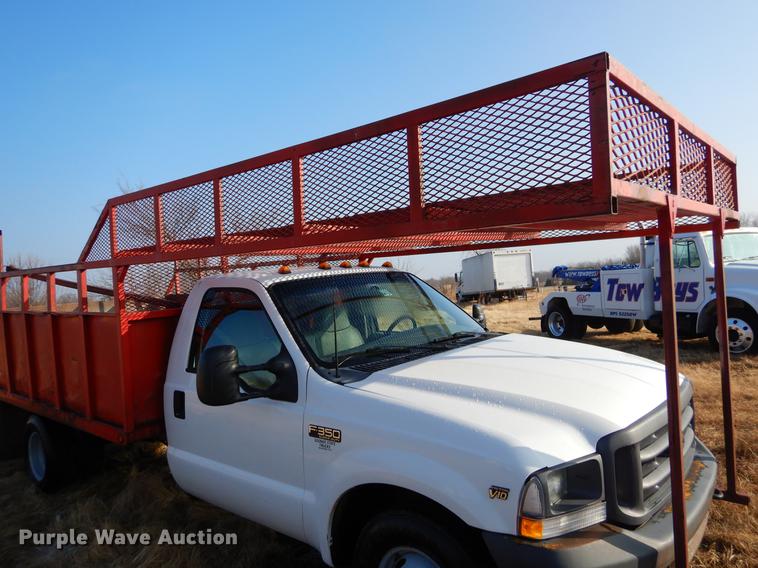 image for item ER9439 2002 Ford F350 Super Duty flatbed pickup truck