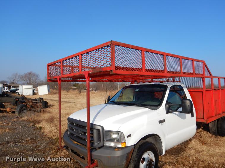 image for item ER9439 2002 Ford F350 Super Duty flatbed pickup truck