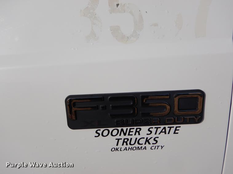 image for item ER9439 2002 Ford F350 Super Duty flatbed pickup truck