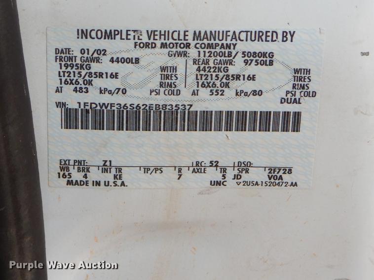 image for item ER9439 2002 Ford F350 Super Duty flatbed pickup truck