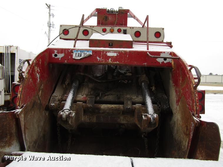 image for item EU9570 2001 International 4900 refuse truck