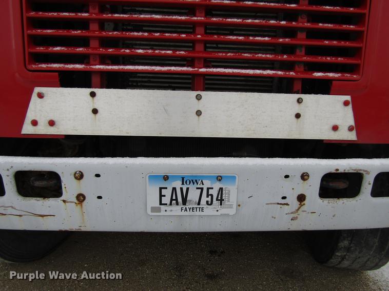 image for item EU9570 2001 International 4900 refuse truck