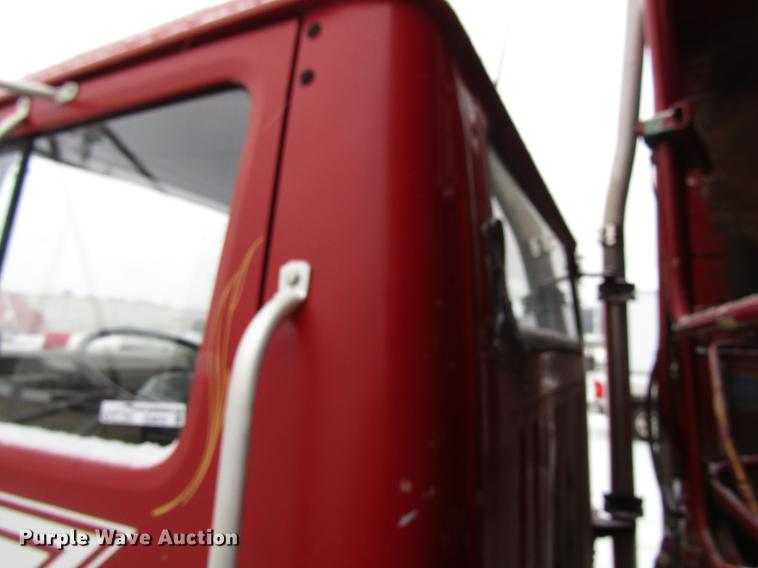 image for item EU9570 2001 International 4900 refuse truck