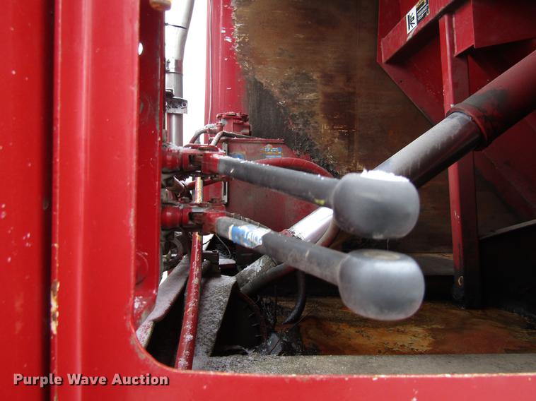 image for item EU9570 2001 International 4900 refuse truck