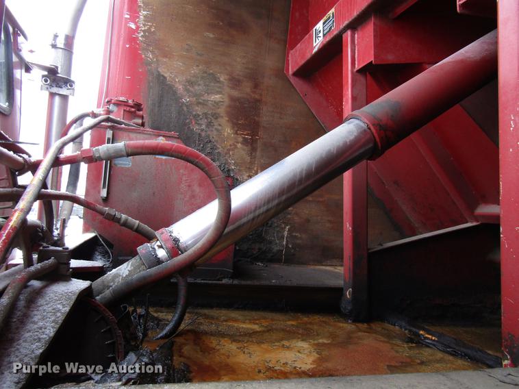 image for item EU9570 2001 International 4900 refuse truck