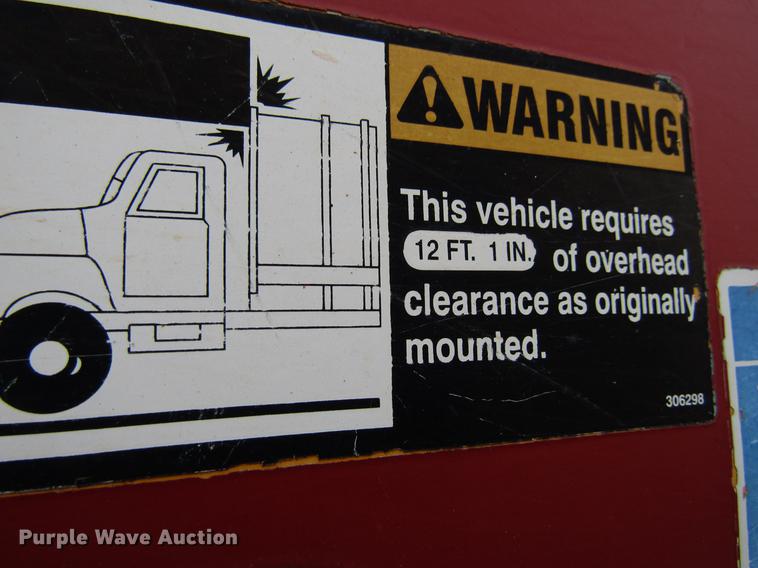 image for item EU9570 2001 International 4900 refuse truck